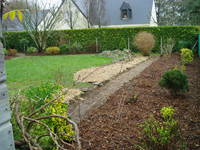 Plantation de massifs avec paillage en copeaux de bois (BRF)